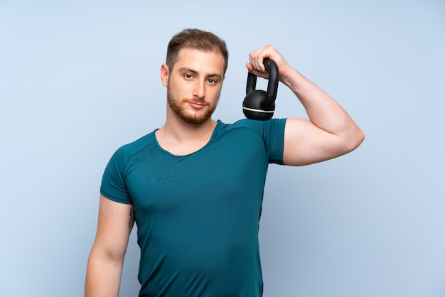 Blonder Sportmann mit Kettlebell