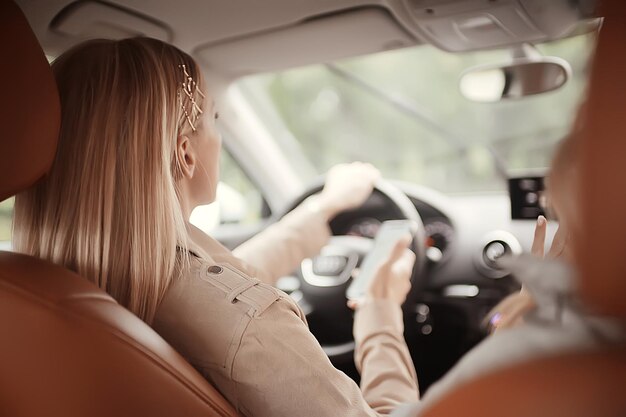 blondes fahrendes Mädchen / schöner blonder Fahrer, Sommerreisekonzept. Junges erwachsenes Mädchen, das ein Auto fährt