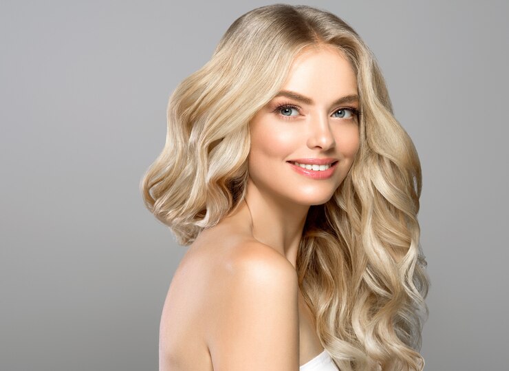 Blondes Gesicht Frau lockiges Haar Schönheitsgesicht natürliches Make-up. Studioaufnahme.