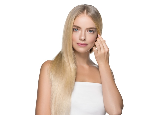 Blondes Haar Frau natürliche Haut weibliche Schönheit gesunde Zähne Lächeln. Studioaufnahme.