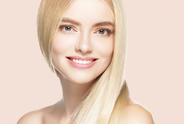 Blondes Haar Frau natürliche Haut weibliche Schönheit gesunde Zähne Lächeln. Studioaufnahme.