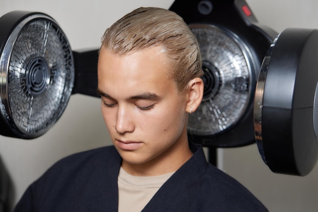 Blondes Haar mit Fön und Rundbürste trocknen