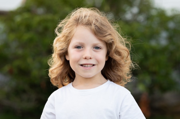 Blondes Kind mit langen Haaren im Freien