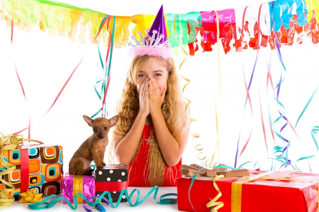 Blondes Kindermädchen der Partei glücklich mit dem Welpengeschenk