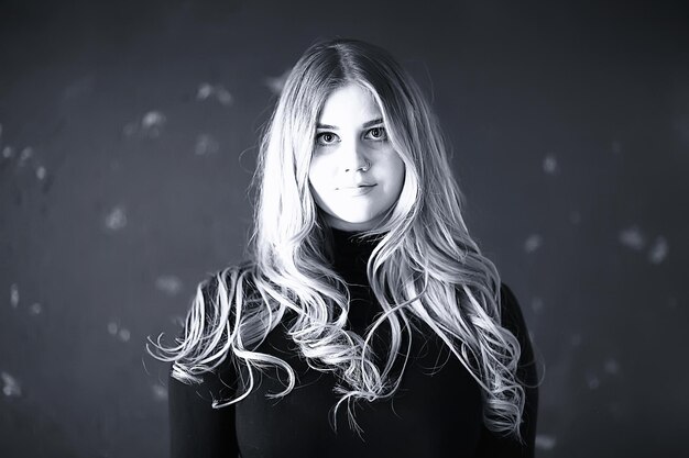 Blondes langes Haarporträt / sexy Model, das mit langen Haaren posiert, schönes Mädchen im Studio