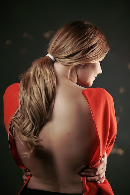 Blondes langes Haarporträt / sexy Model, das mit langen Haaren posiert, schönes Mädchen im Studio