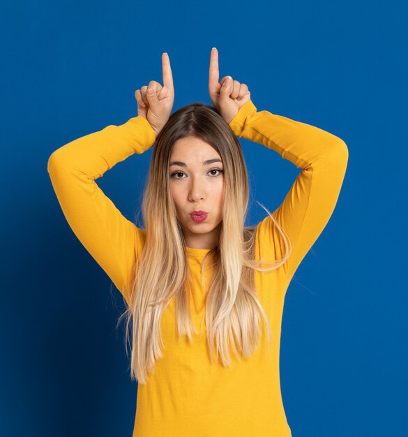 Blondes Mädchen, das ein gelbes T-Shirt trägt