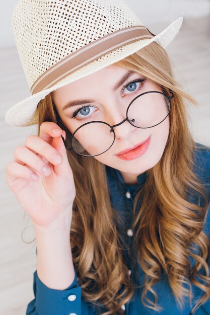 Blondes Mädchen, das im Studio aufwirft