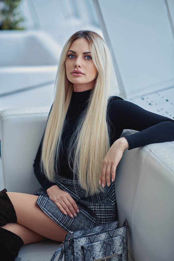 Foto blondes mädchen der schönheit im café in der artkleidung