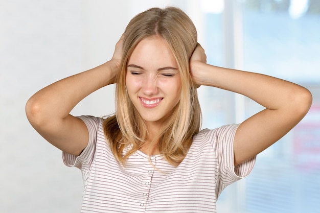 Blondes Mädchen gereizt und gestresst