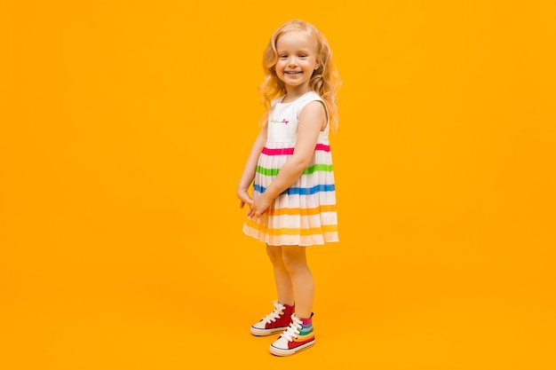 Blondes Mädchen in einem hell gestreiften Sommerkleid