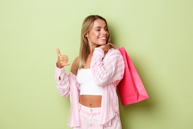 Blondes Mädchen in einem rosa Outfit posiert