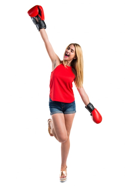 Blondes Mädchen mit Boxhandschuhen