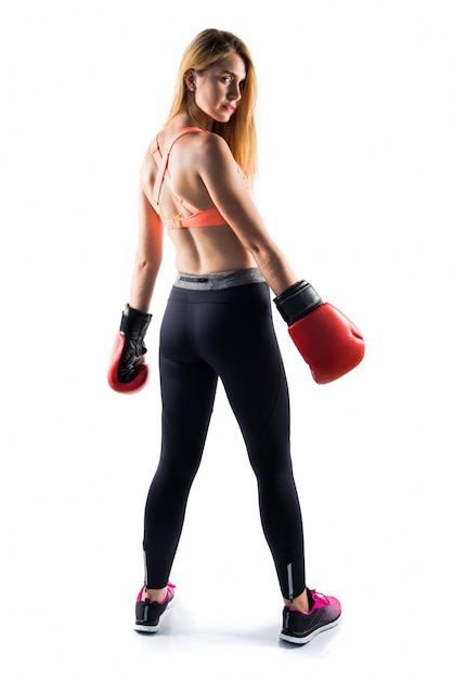 Blondes Mädchen mit Boxhandschuhen