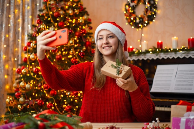 Blondes Mädchen mit Weihnachtsgeschenk