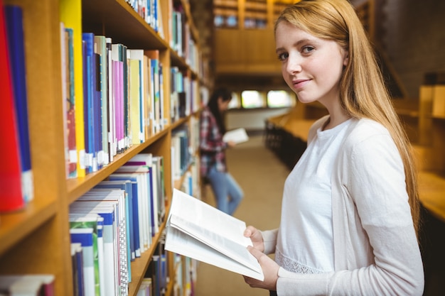 Blondes Studentenlesebuch in der Bibliothek