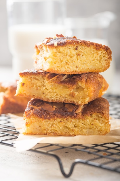 Blondie casero (rubio) brownies tarta de manzana rebanadas cuadradas con vaso de leche