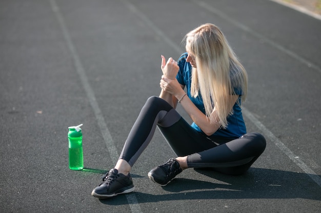 Blondie Mädchen mit Schmerzen im Handgelenk nach dem Training, Sportfrauengesundheitsleiden