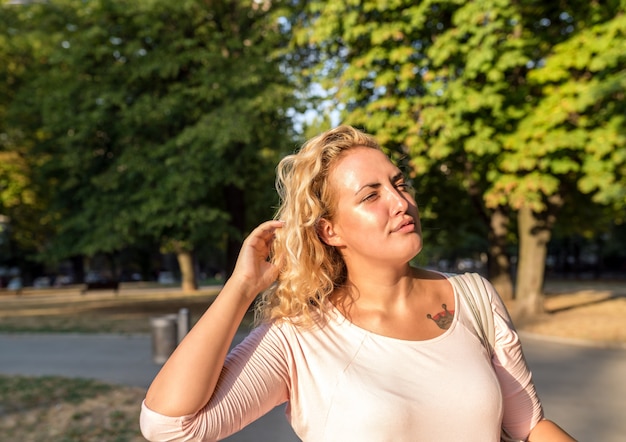 Blondine im Freien genießen