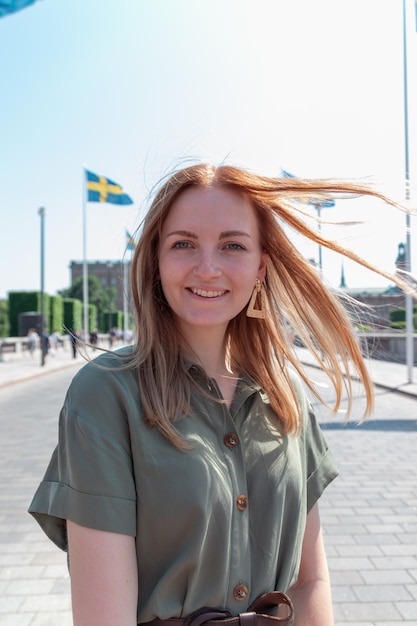 Blondine mit fliegenden Haaren schaut in die Kamera