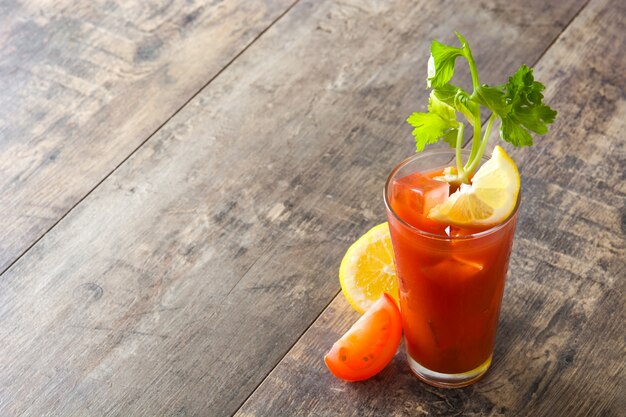 Bloody Mary Cocktail im Glas auf Weiß