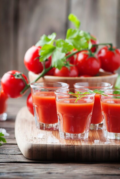 Bloody mary cocktail na mesa de madeira