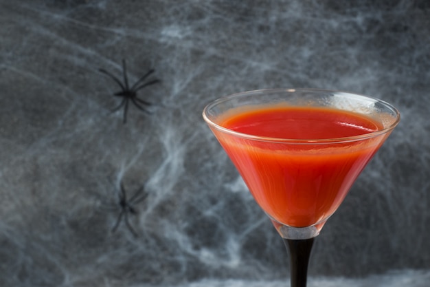 Bloody mary cocktail, teia de aranha para o halloween,