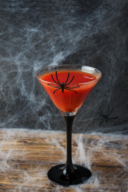 Bloody Mary cocktail, telaraña para Halloween,