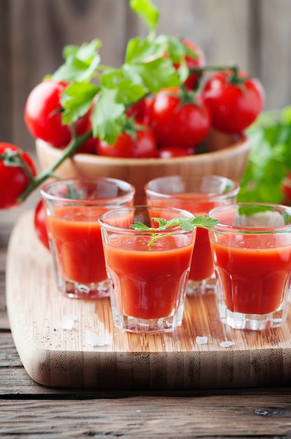 Bloody Mary Cocktails auf dem Holztisch