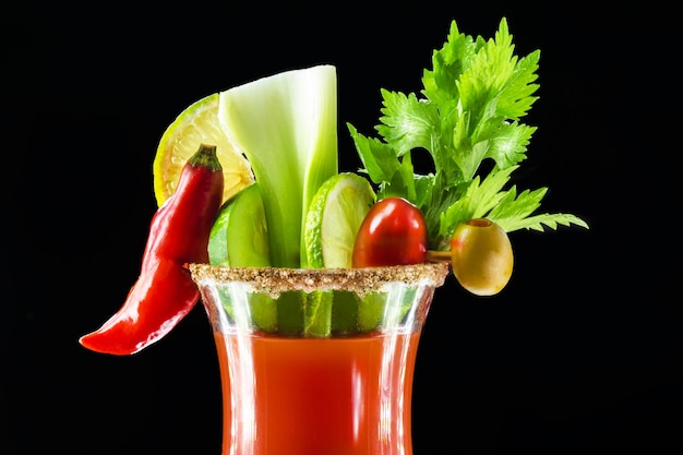 Bloody Mary, un cóctel elaborado con vodka, jugo de tomate, jugo de limón, salsa Worcestershire y pimienta.