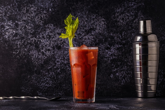 Bloody mary em um fundo escuro