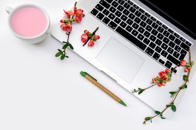 Foto blooming notebook laptop oficina primavera flores manzana rama rosa blanco taza beber copia espacio