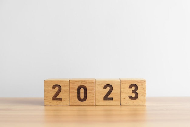 Bloque del año 2023 en el fondo de la tabla objetivo Resolución estrategia plan inicio presupuesto misión acción motivación y conceptos de Año Nuevo