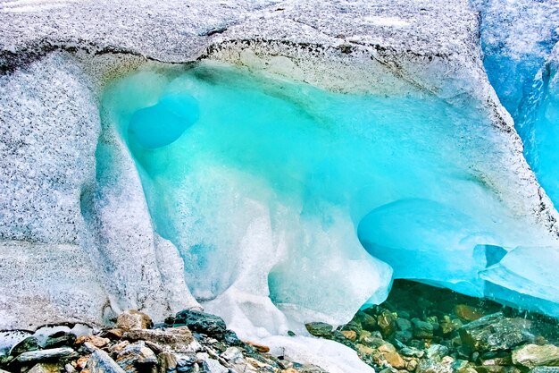 Bloque azul de hielo en las montañas