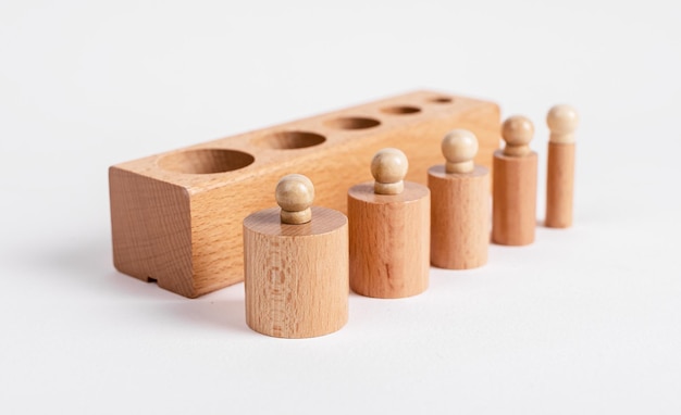 Bloque y cilindros con perillas Montessori colocados en el orden correcto de más grueso a más delgado Juego infantil de madera para el desarrollo de la percepción del tamaño y el agarre de pinza