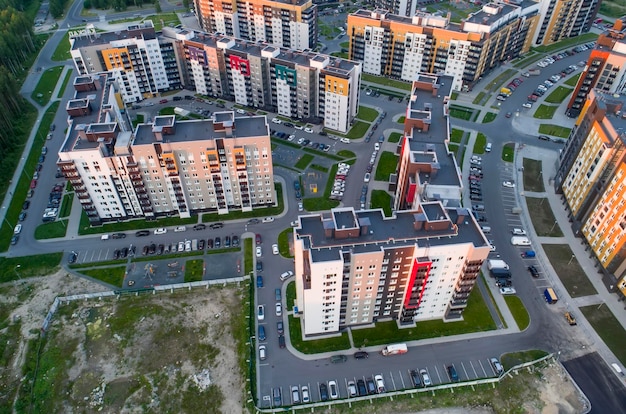 Bloque de ciudad Edificios modernos de varios pisos Fotografía aérea