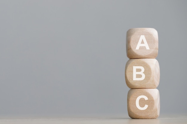 bloque de cubo de madera con ABC