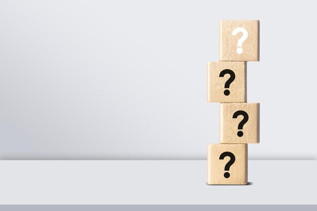 Bloque de cubo de madera con signo de interrogación significa qué en el fondo de la mesa