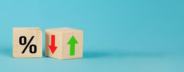 Bloque de cubo con símbolo de porcentaje icono tasa de interés financiera