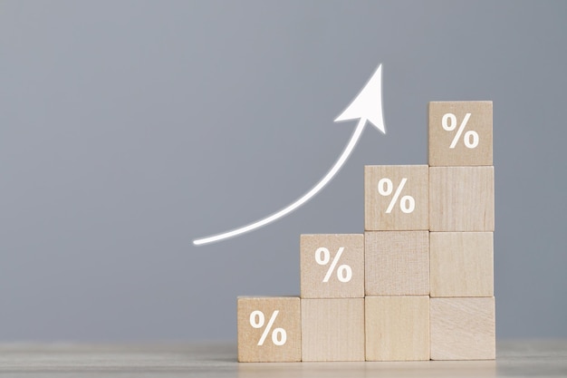 bloque de cubos de madera con crecimiento organizacional y ventas según objetivos comerciales