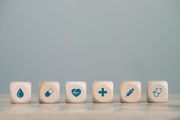 Bloque de cubos de madera con tratamiento y atención médica.