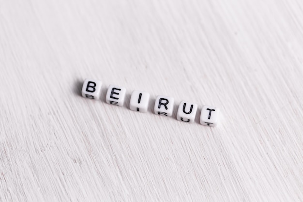 Bloque de letras en Word Beirut sobre fondo de madera blanca. Concepto de Líbano.