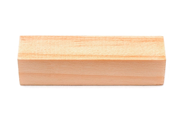 Bloque de madera natural, cubo de madera largo aislado en blanco