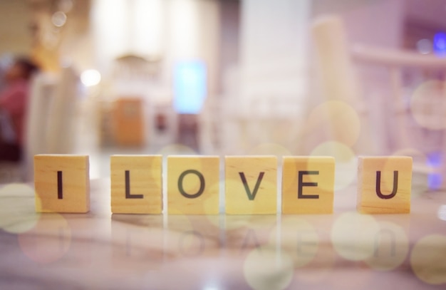 Bloque de madera palabra de amor en la mesa de madera de fondo. copia espacio