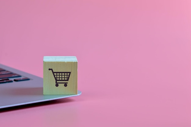 Bloque de madera con símbolo de carrito de compras Comercio electrónico o concepto de comercio electrónico