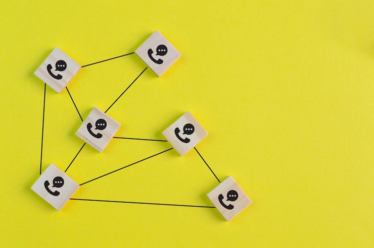 Foto bloque de madera con símbolos de teléfono y chat concepto de redes sociales