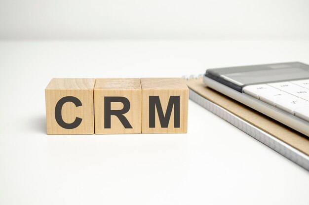 bloque de madera con texto CRM en fondo blanco