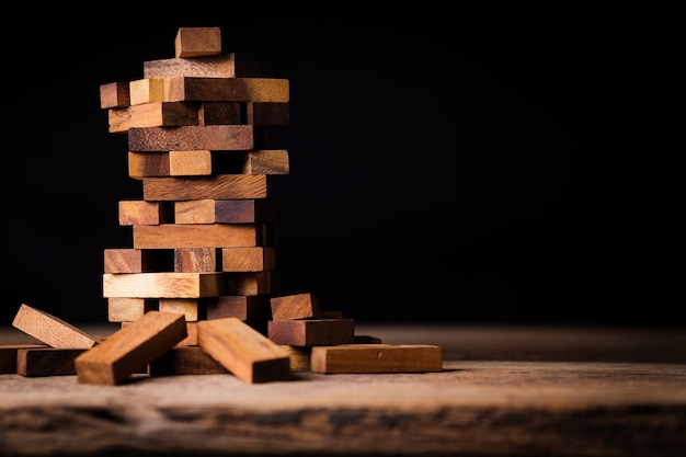 bloque de pieza de madera de estrategia de pila y concepto de riesgo
