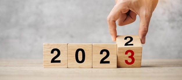 Bloque de volteo manual 2022 a 2023 texto en la tabla Resolución estrategia plan objetivo motivación reiniciar negocios y conceptos de vacaciones de Año Nuevo