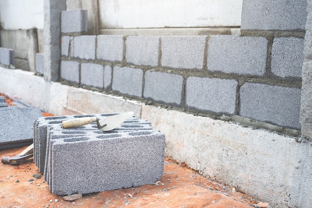 Bloquee la espátula de hormigón y la espátula en el sitio de construcción.